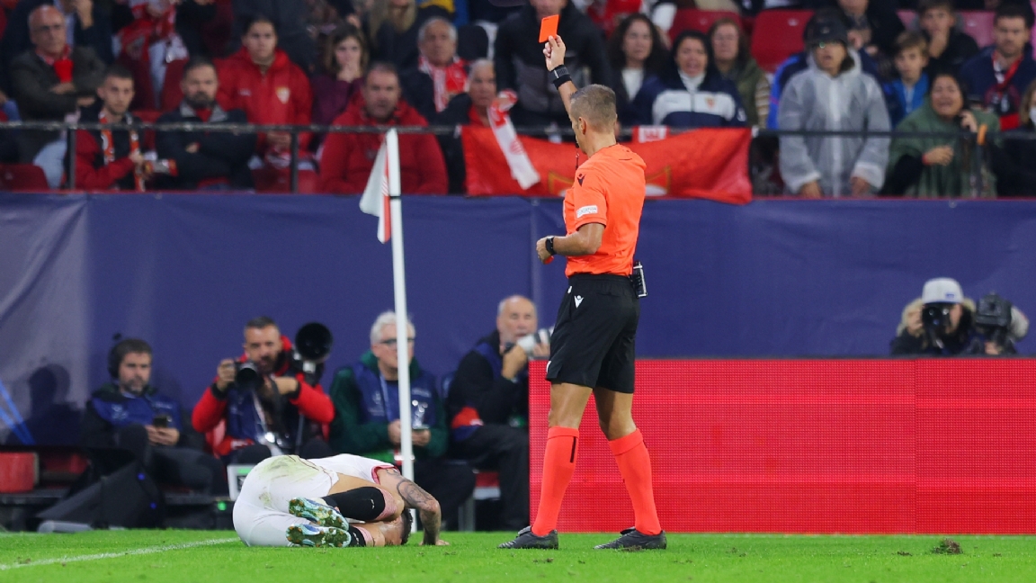 L’arbitre tire un autre carton rouge après la victoire spectaculaire du PSV