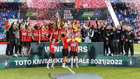 PSV komt terug absoluut zinderende bekerfinale en wint van Ajax